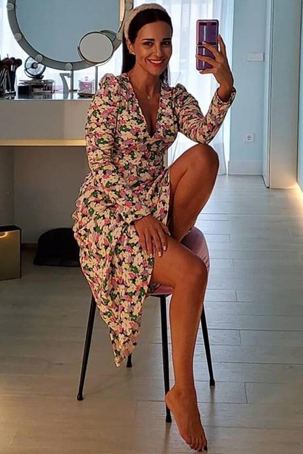 Paula Echevarría deslumbra con un vestido de flores de H&M... ¡que tiene truco!