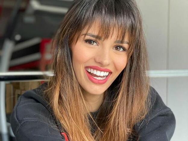 A Sara Sálamo se le ha ido la mano cortándose el flequillo y ha acabado en desastre (y cambio de look de pelo)