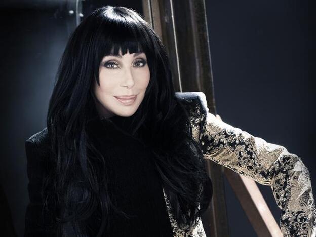 Cher canta 'Chiquitita' (¡en español!) por una buena causa