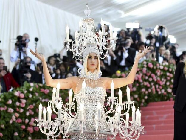 Katy Perry en 2019 con un vestido inspirado en un candelabro creado por Jeremy Scott Scott para Moschino