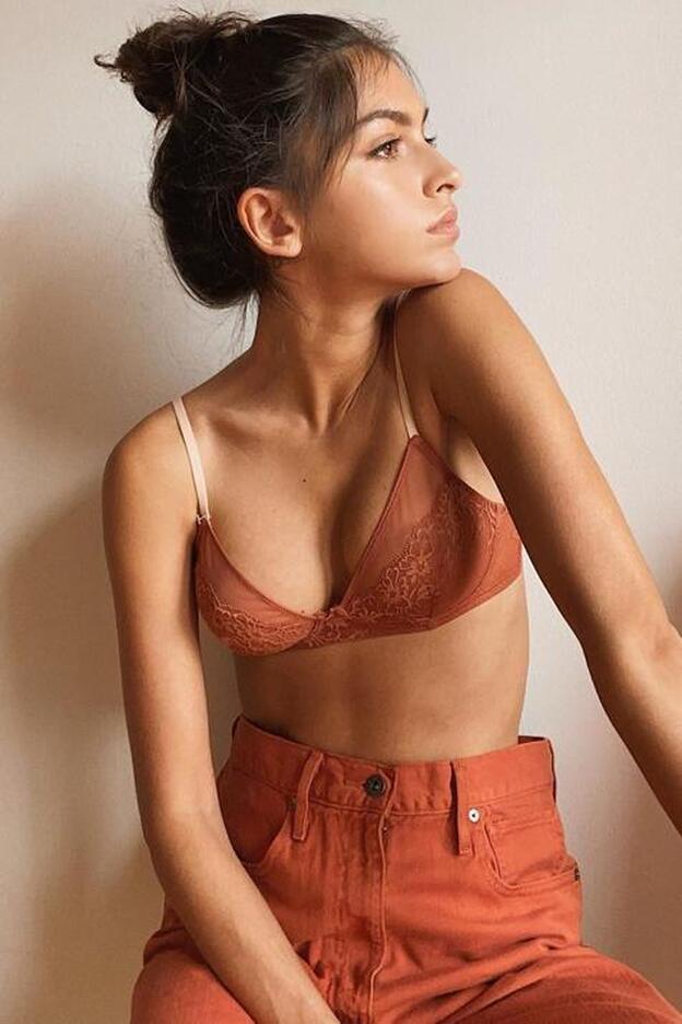 Lucía Rivera se apunta a la tendencia de los vaqueros de colores