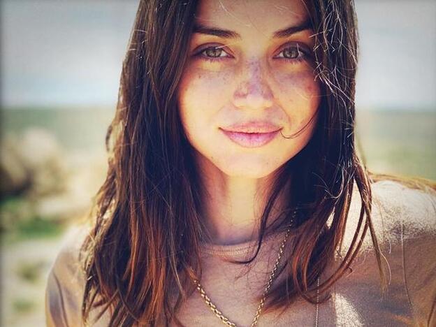Ana de Armas también se une a la tendencia del tie dye (con mascarilla a juego incluida)