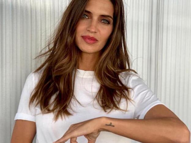 Sara Carbonero tiene el diseño de pantalón blanco que adelgaza y se lo vamos a copiar para verano