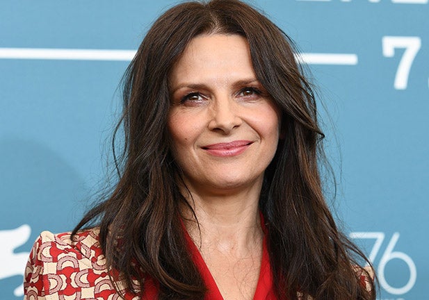 TOPSHOT - French actress Juliette Binoche poses during a photocall for the film "The Truth" (La Verite) presented in competition on August 28, 2019 during the 76th Venice Film Festival at Venice Lido. (Photo by VINCENZO PINTO / AFP)        (Photo credit should read VINCENZO PINTO/AFP via Getty Images)/