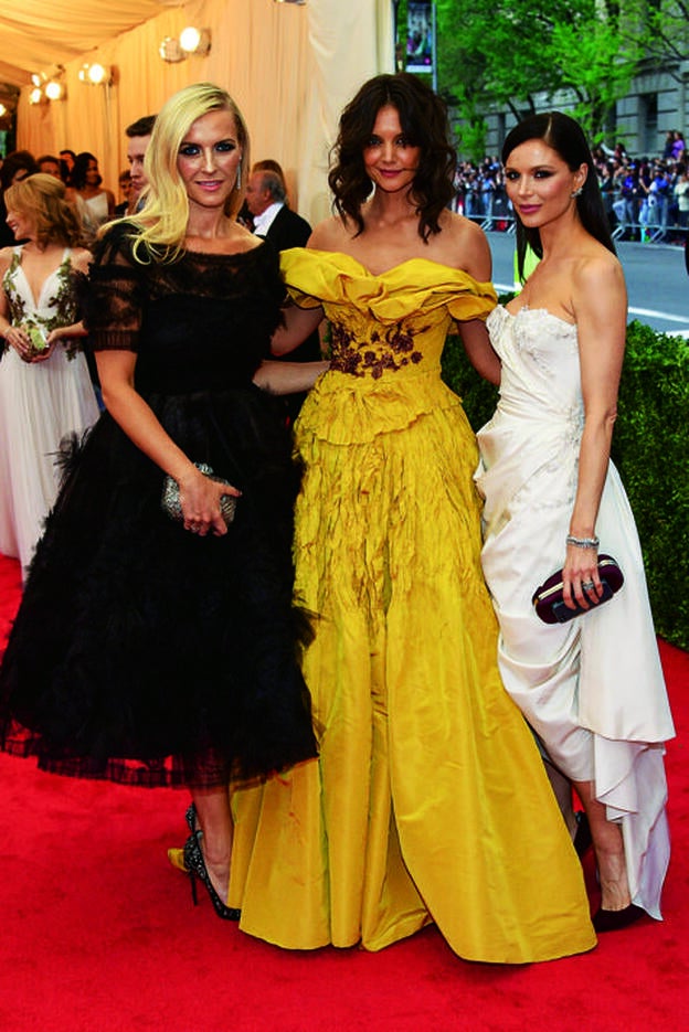 En 2014, durante una gala en Nueva York, con la cofundadora de Marchesa, Karen Craig, y la actriz Katie Holmes.