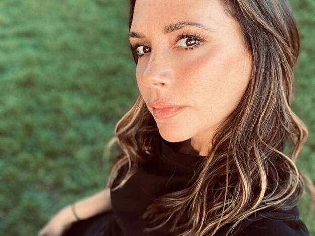 Este es el eyeliner que usa Victoria Beckham para abrir y potenciar su mirada con un efecto muy natural
