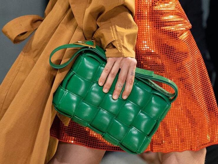 Fotos: Verde esmeralda: 11 bolsos de mano en el color más deseado de la | Mujer Hoy