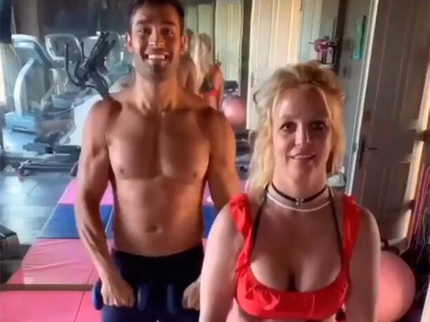 El entrenamiento en pareja de Britney Spears y Sam Asghari (después de incendiar el gimnasio de su casa)