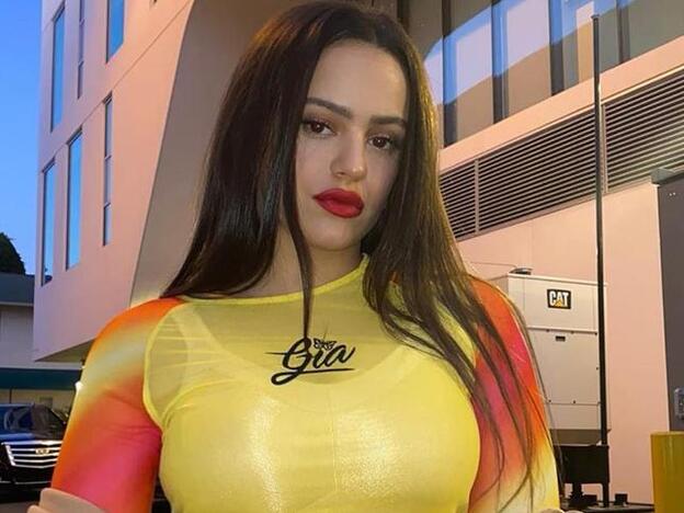 Rosalía se suma a la tendencia del tendencia del tie dye con esta manicura tan original