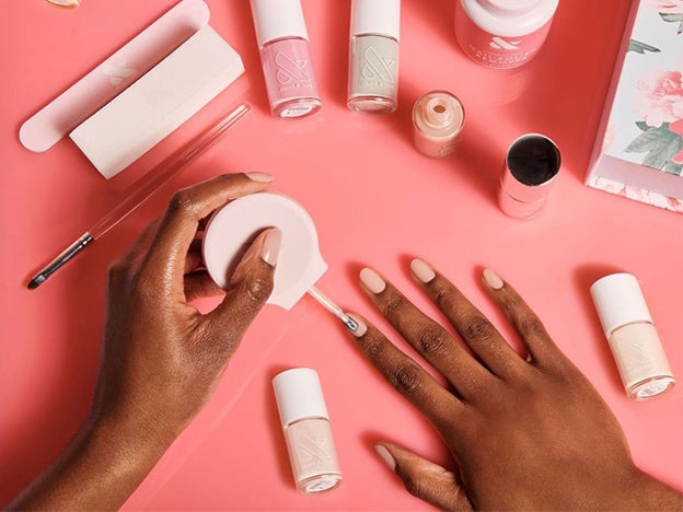 ¿Te apetece lucir una manicura de margaritas pero no sabes hacértela? Con este sencillo paso a paso tendrás tu daisy nail art en casa