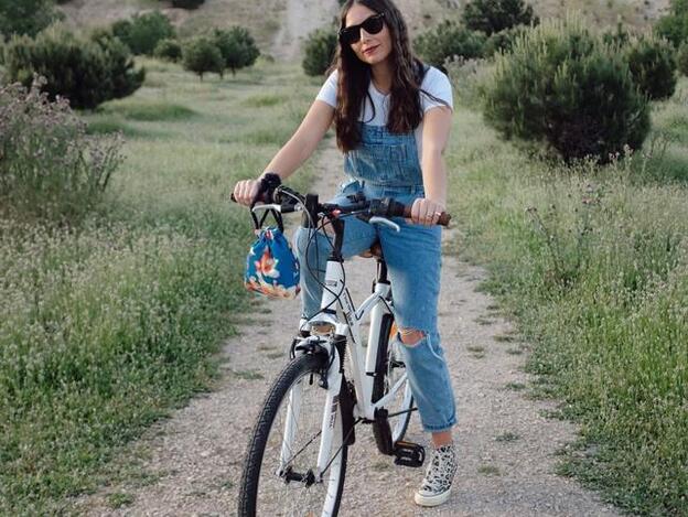 Hay un peto vaquero low cost que ha enamorado a las influencers (y a nosotras también)