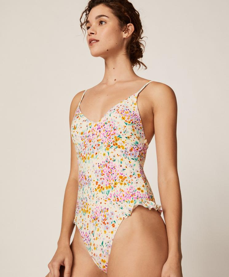 Oysho tiene los 15 bañadores y bikinis con los estampados más bonitos de la temporada
