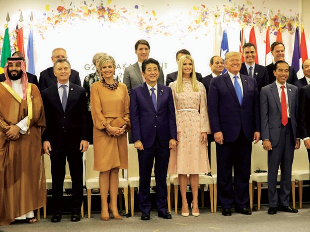 Ivanka, entre el primer ministro de Japón, Shinzo Abe, y su padre, en la cumbre del G20 en Osaka (Japón).