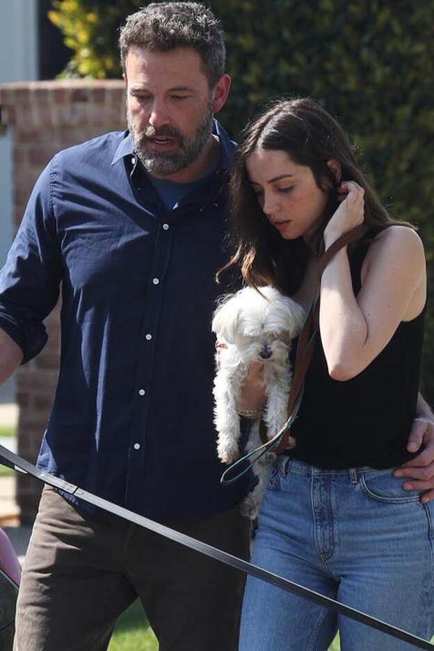 Ana de Armas, de 32 años, junto a Ben Affleck, de 47, y su perro Elvis.