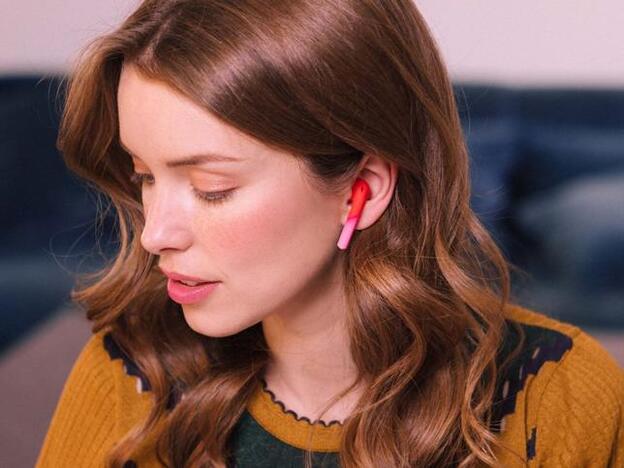 Ni rosa ni naranja ni marrón, el colorete que te pone buena cara al instante es... ¡Negro!