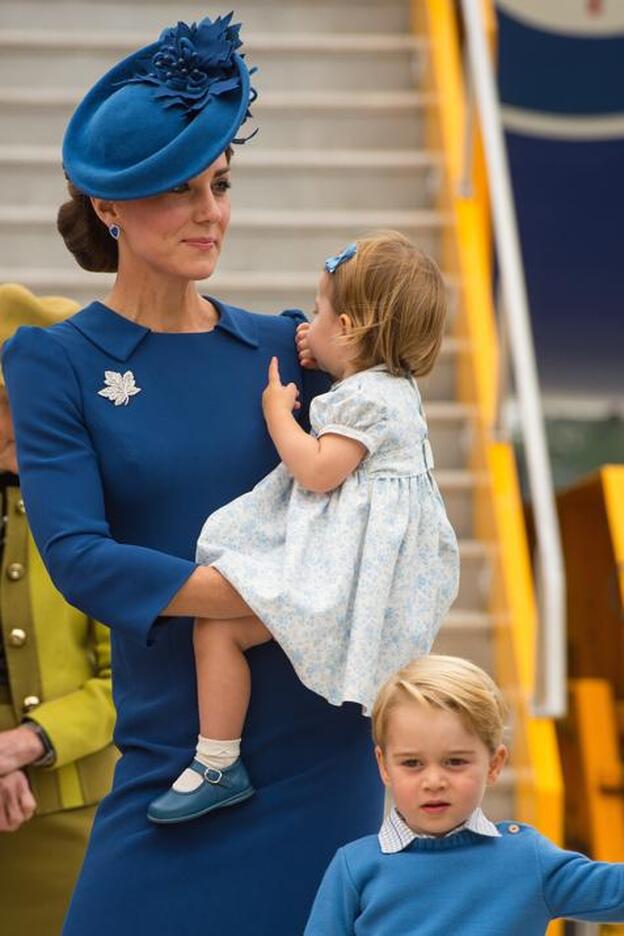 Sabemos por qué Kate Middleton siempre sale del avión con sombrero (y vas a querer hacer lo mismo)