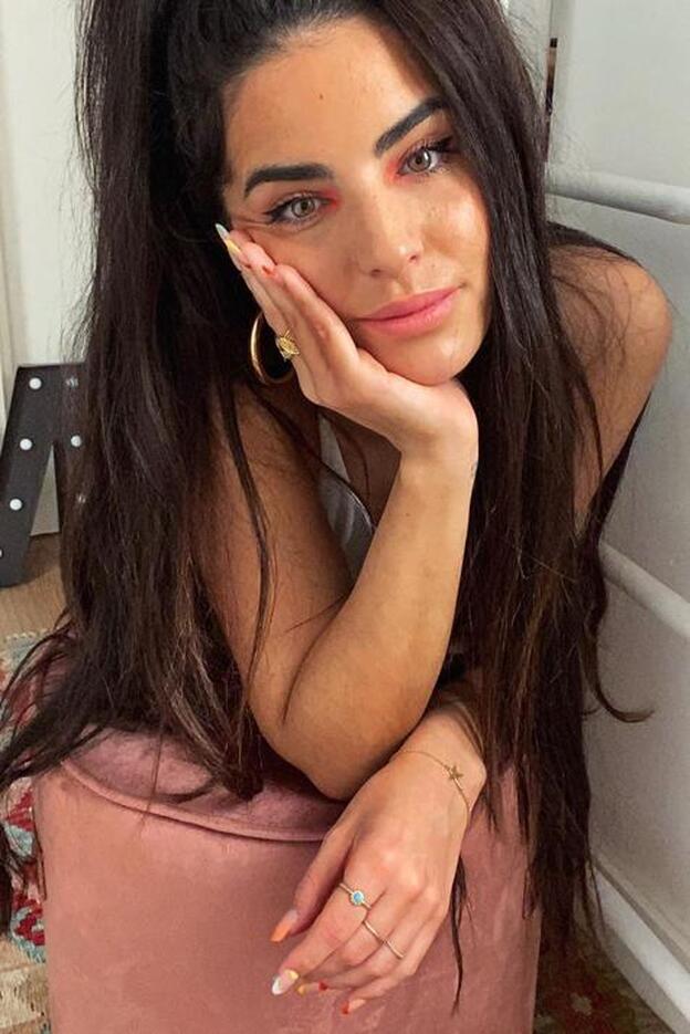 Marta Soriano se ha rendido a la manicura francesa de colores que más vamos a llevar este verano