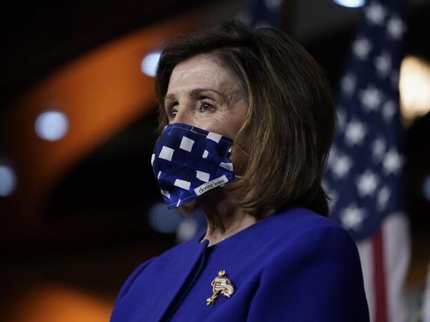 No, no es casualidad que Nancy Pelosi esté convirtiendo la mascarilla en símbolo político de la oposición a Trump