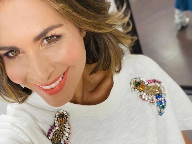 Nuria Roca tiene la mejor forma de combinar una falda midi con esta satinada de Massimo Dutti