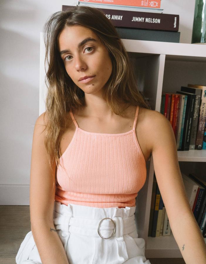 Escote halter, la tendencia más femenina y sofisticada que arrasa en los tops y camisetas de la nueva temporada