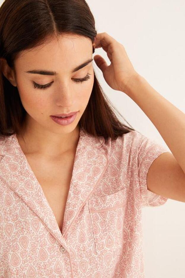 ¡Ya está aquí el calor! Si sigues teletrabajando, hemos dado con tres pijamas de verano, cómodos, fresquitos (¡y rebajados!)