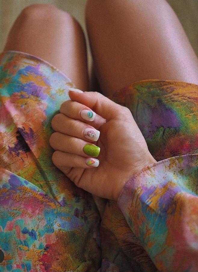 Flores, francesas y con mucho color, así son las manicuras de las influencers