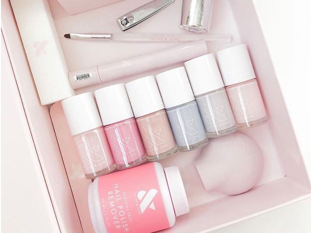 Cómo hacer la manicura más fácil, sin salirte de la uña y a prueba de manchas (spoiler: con este producto y algunos trucos)