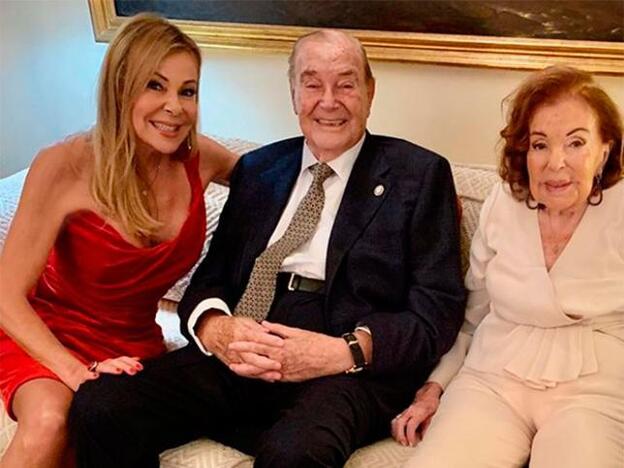 Ana Obregon junto a sus padres en una imagen que compartió el pasado mes de febrero. Pincha sobre la foto para ver los famosos que nos han dejado este 2020./instagram.