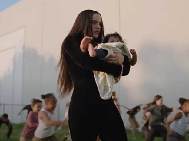 Rosalía se rodea de niños para el estreno TKN, su esperada canción con Travis Scott