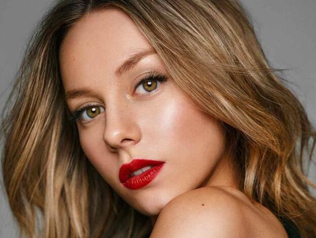 Copia paso a paso el espectacular look glass skin de Ester Expósito (su maquillador nos da todos los trucos)