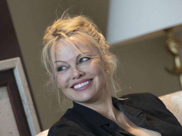 Pamela Anderson niega haber tenido una "relación física", y mucho menos casarse, con Jon Peters