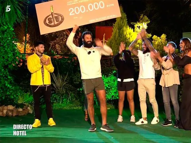 Jorge Pérez con su cheque de ganador de Supervivientes 2020'. Pincha sobre la foto para ver todos los concursantes que comenzaron el 'reality'./telecinco.