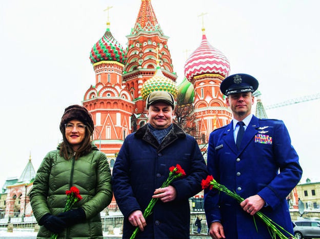 Junto al cosmonauta ruso Alexei Ovchinin y al astronauta norteamericano Nick Hague, en Moscú el 26 de febrero de 2019, antes del despegue de su misión.