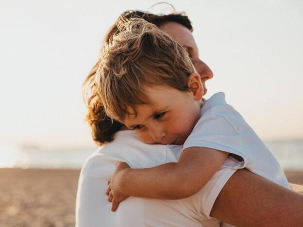 Hambre de piel: el fenómeno que explica por qué necesitamos los abrazos