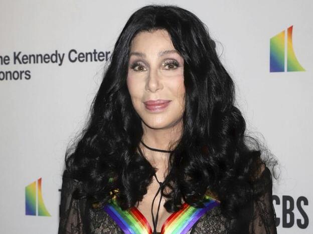 ¿Cirugía y retoques estéticos o un milagro de la genética? La foto viral de la cantante Cher y su madre que ha revolucionado las redes