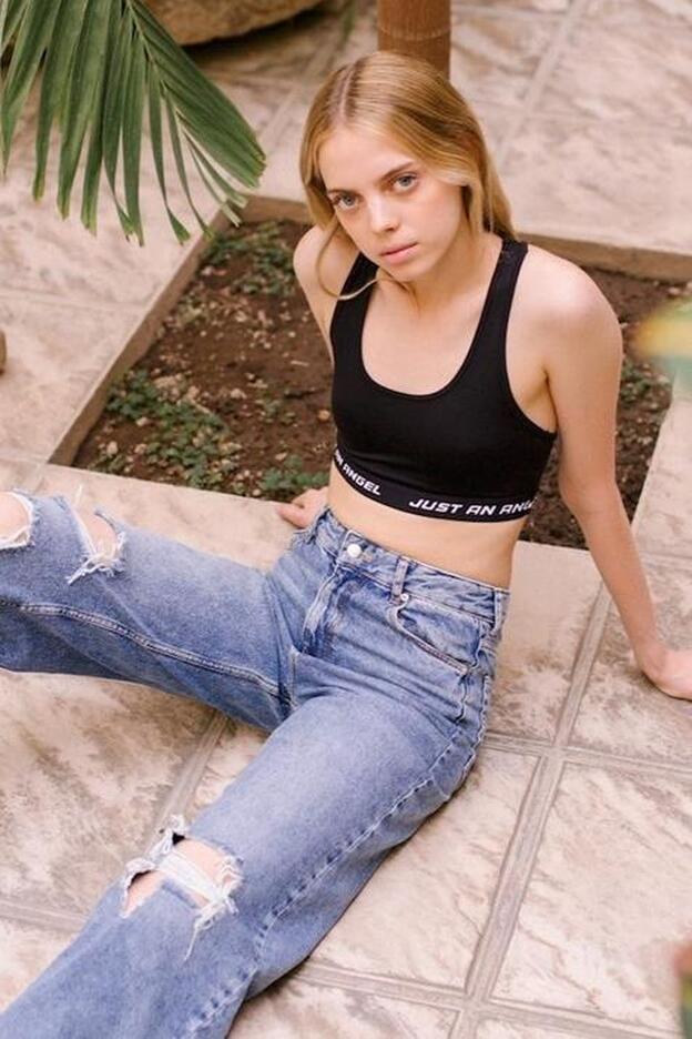 Este verano 2020 triunfan los pantalones anchos con rotos que te harán parecer más alta y hemos dado con unos que se agotan sin parar