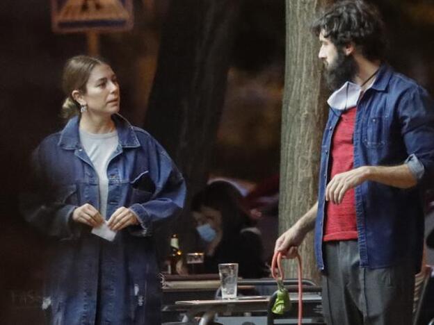 Blanca Suárez y Javier Rey pasean su amor por Madrid (con mascarilla incluida y un invitado especial)