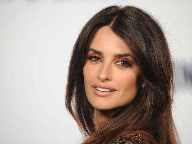 Este cambio de look rejuvenecedor de Penélope Cruz con el pelo muy rizado no nos lo esperábamos