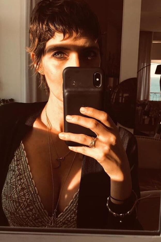 Sara Carbonero sabe cómo llevar el pelo muy corto (con flequillo) sin echarse años encima