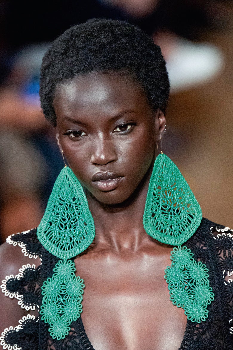 Pendientes barrocos que sí puedes llevar en primavera