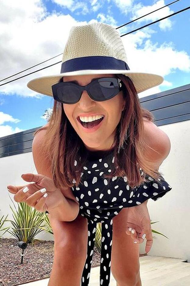 Paula Echevarría ya tiene las sandalias planas de Stradivarius más apetecibles y baratas del verano