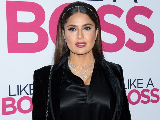Salma Hayek finalmente se tiñe las canas y aprovecha la ocasión para hacerse un cambio de look de pelo
