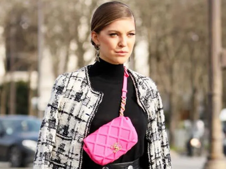 Fotos: El bolso que más favorece y que mejor combina con cualquier look es  de color rosa | Mujer Hoy