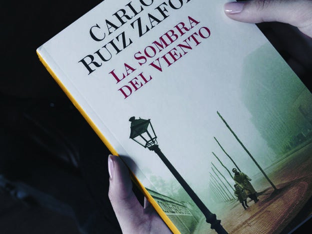 Muere Carlos Ruiz Zafón, autor de La sombra del viento, a los 55 años