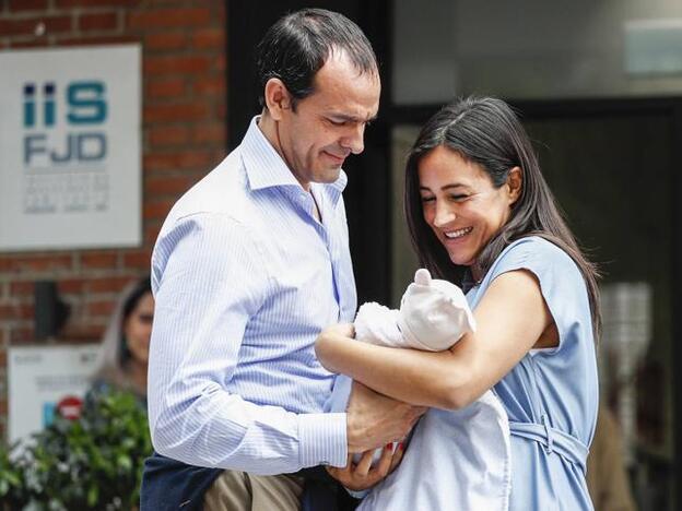 Begoña Villacís y Antonio Suárez-Valdés con su tercera hija. PIncha sobre la imagen y descubre las rupturas más sonadas de 2019./gtres