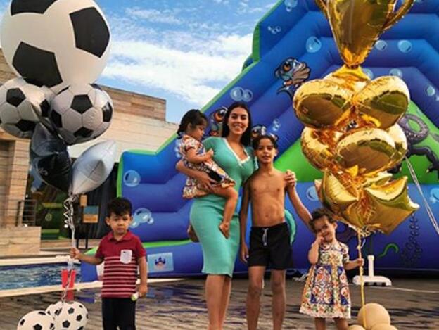 Georgina Rodríguez junto a los hijos que tiene con Cristiano Ronaldo./instagram