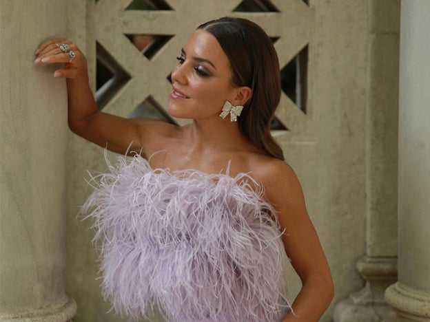 Descubre el maquillaje de ojos ahumados de Paula Ordovás, perfecto para resaltar tu mirada en las noches de verano