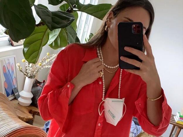 Los nuevos (y polémicos) accesorios para las mascarillas: cadenas para colgarlas y bolsas a juego