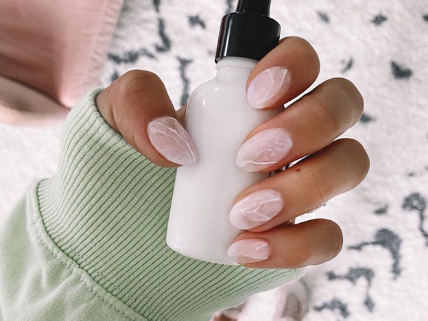 Este es el truco viral con el que puedes arreglarte una uña rota sin salir de casa