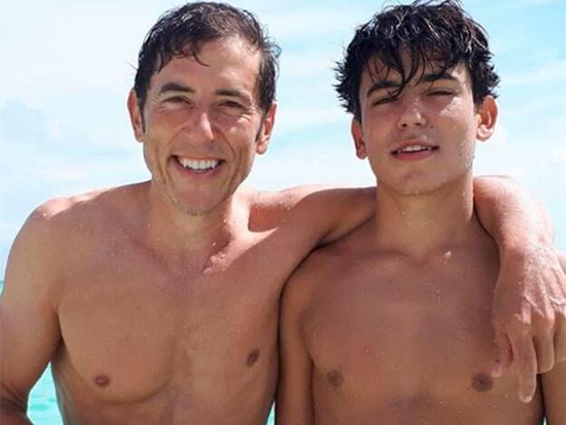 Manel Fuentes despixela a su hijo para celebrar su entrada en la mayoría de edad